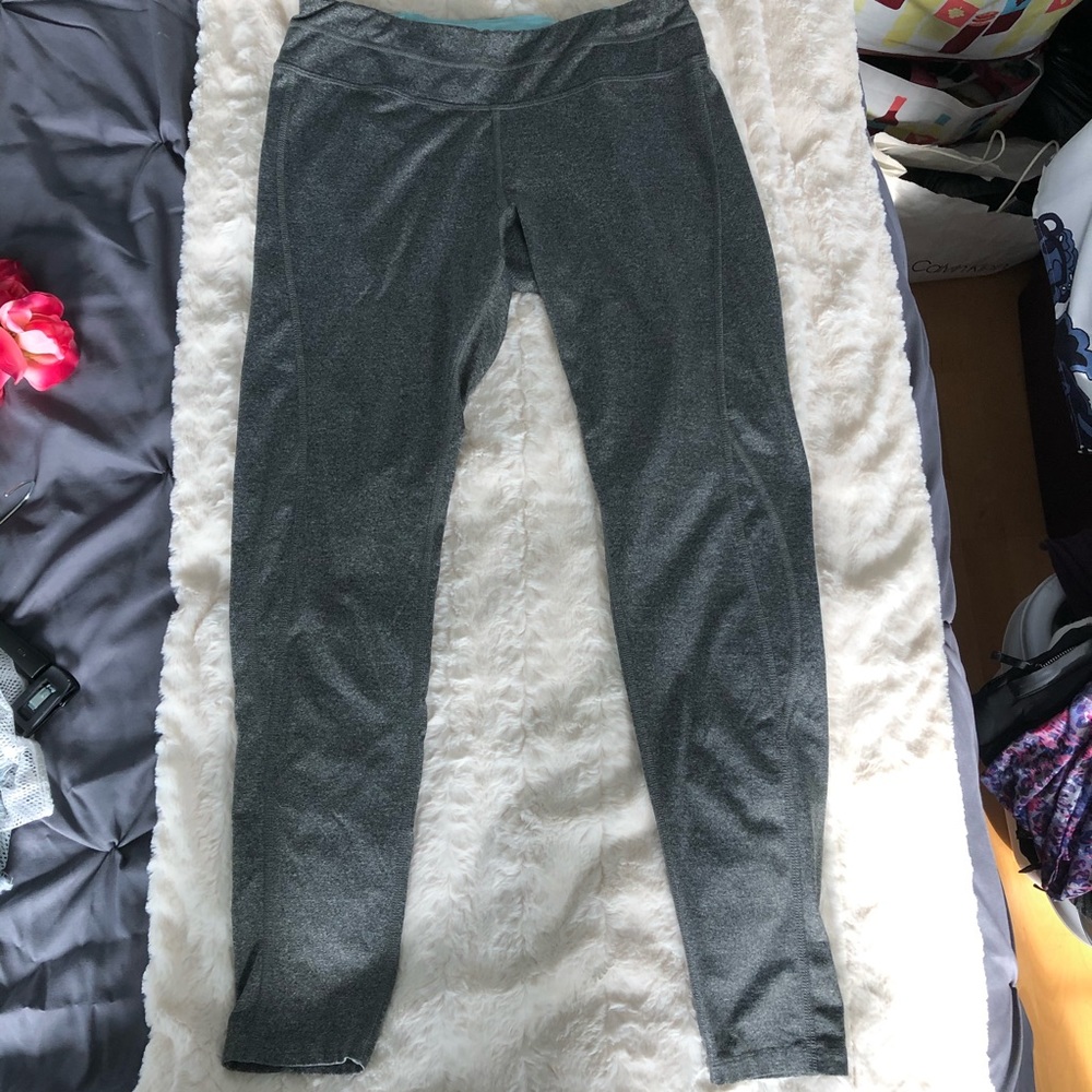 Layer 8 Performance Leggings Size Medium